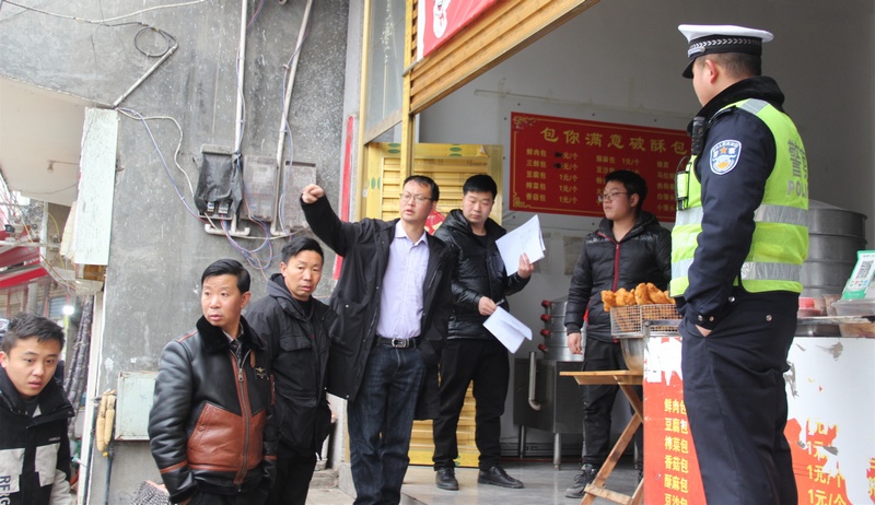 貴州省大方縣三元鄉人民政府工作人員開展人居環境治理進行政策解釋。薛磊攝