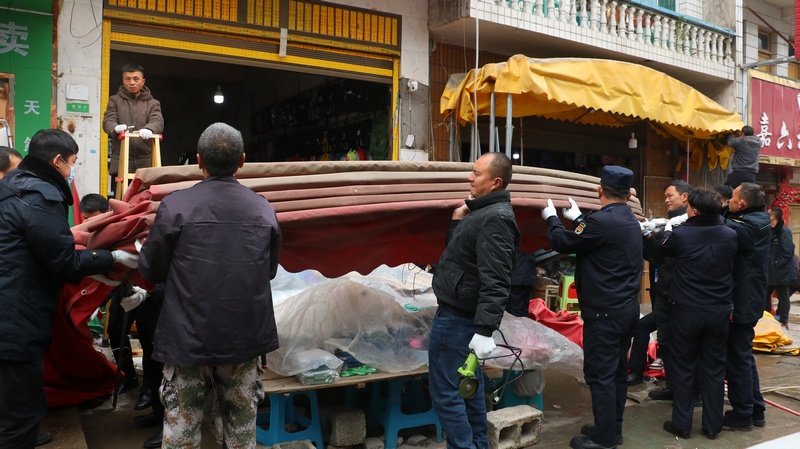貴州省大方縣馬場鎮環境整治撤除搭建篷布。鄭春華攝
