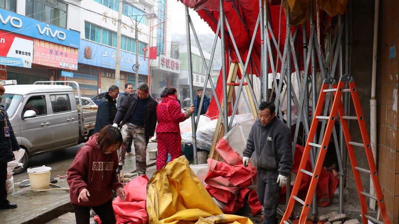 貴州省大方縣馬場鎮環境整治撤除亂搭亂建。鄭春華攝