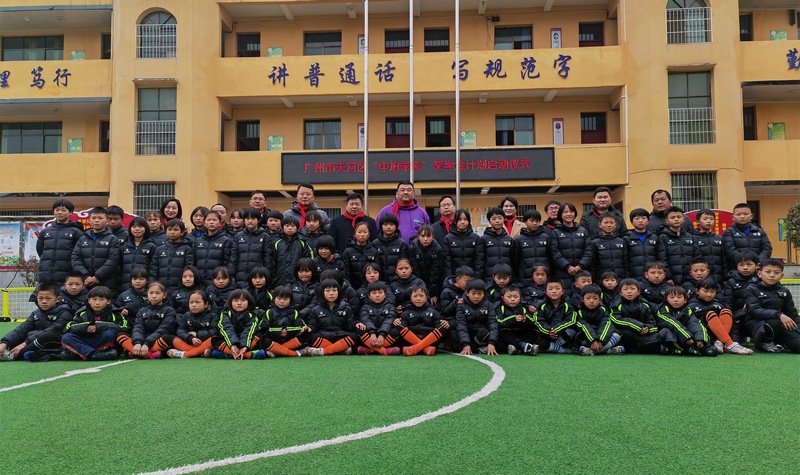 2月19號,謝墨健一行與貴州省大方縣元寶同心實驗學校學生合影。(鐘歡 攝).jpg