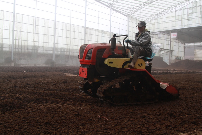 2月23日,貴州萬眾生態(tài)農(nóng)業(yè)科技有限公司工人正在進行原材料翻拋。(鄭春華 攝).jpg