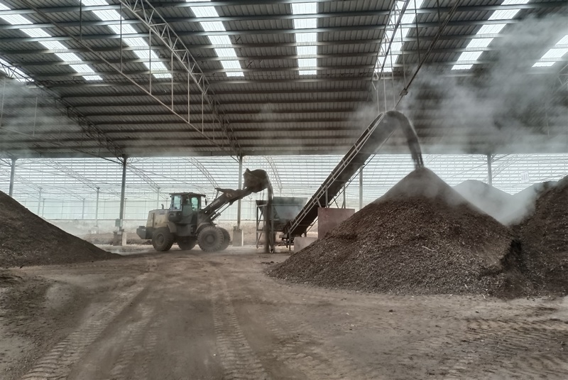 2月23日,貴州萬眾生態(tài)農(nóng)業(yè)科技有限公司有機肥復配。(楊娟 攝).jpg