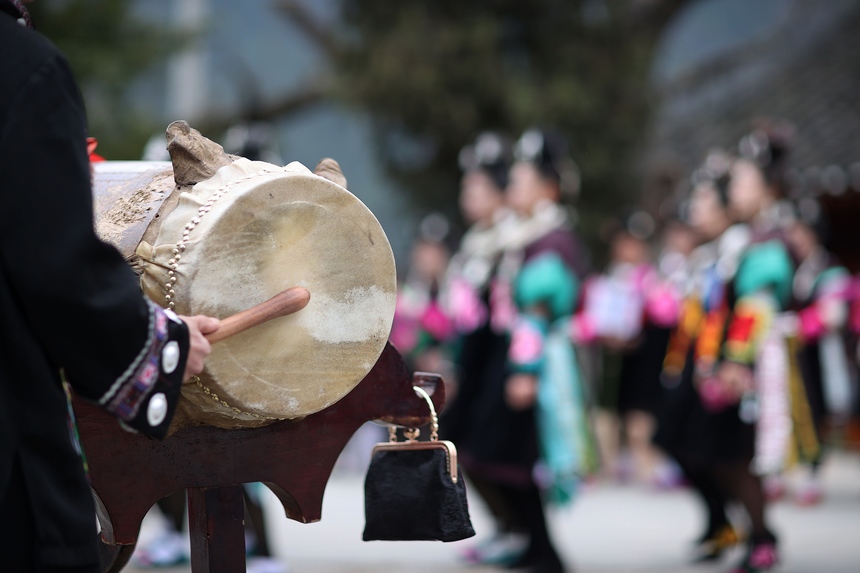 2月24日，貴州省黔東南苗族侗族自治州丹寨縣興仁鎮王家村，身著盛裝的苗族村民在跳鼓場上跳木鼓舞。