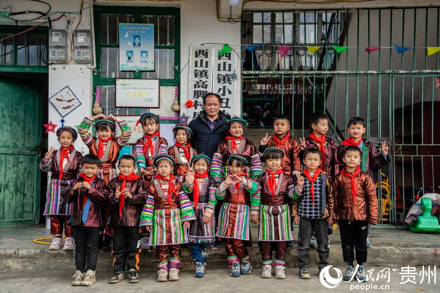 孟榮達老師和16名小學生的合影。人民網 陽茜攝