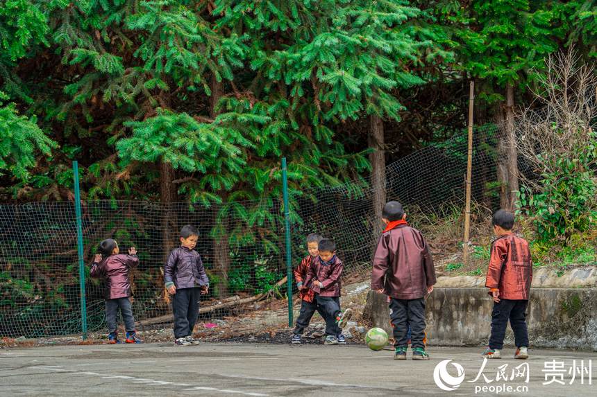 體育課在操場踢球的孩子們。人民網 陽茜攝