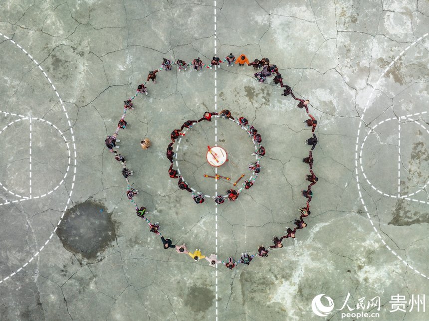 西山鎮中寨教學點的學生在操場練習瑤族長鼓舞。人民網 陽茜攝