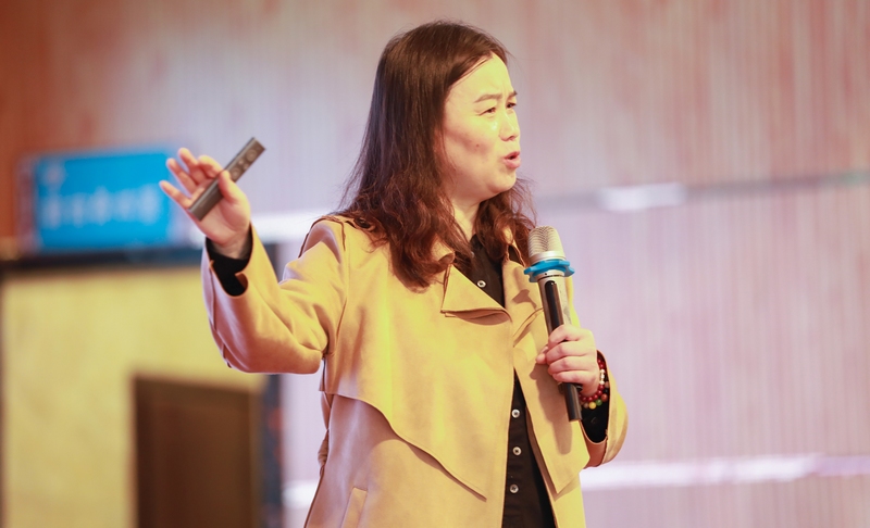 2月25日，貴州省大方縣第一小學“愛家·愛和睦”共建和諧家庭公益講座現(xiàn)場。