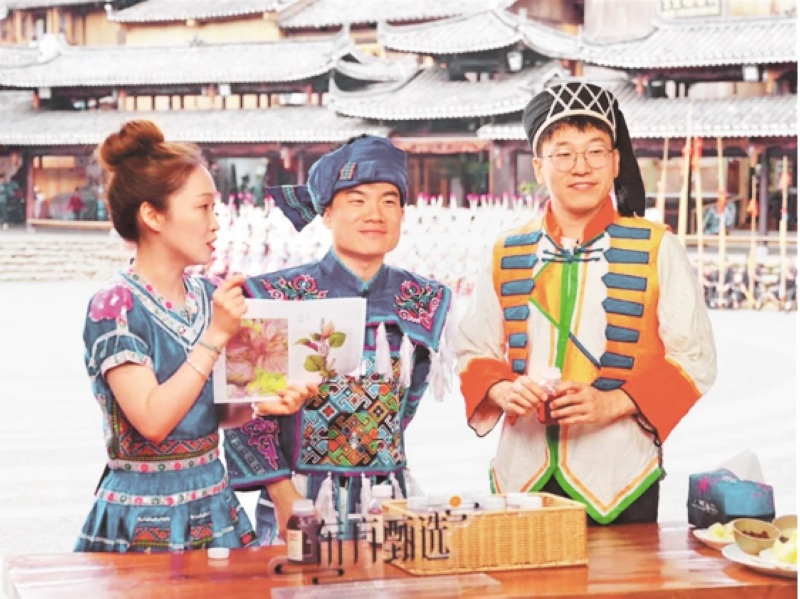 東方甄選主播在雷山縣西江千戶苗寨直播。