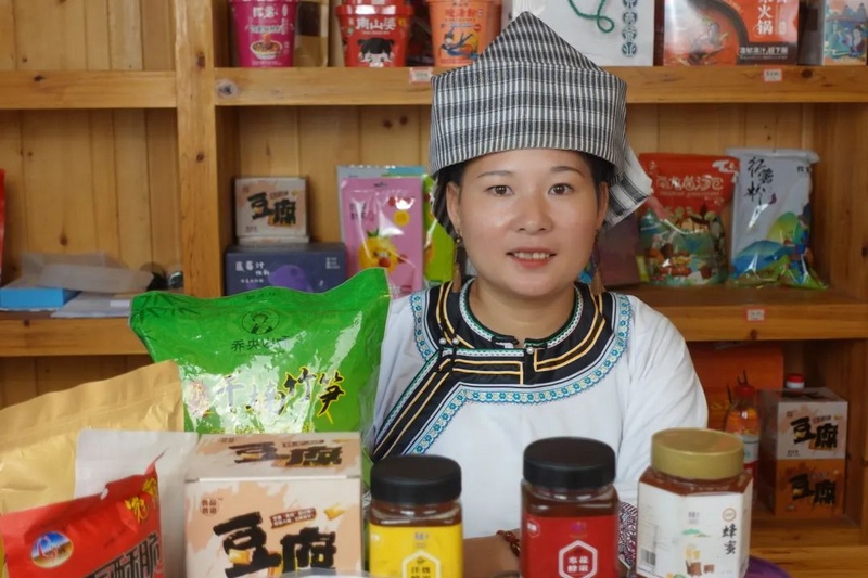 易地搬遷戶穿著水族服飾直播。