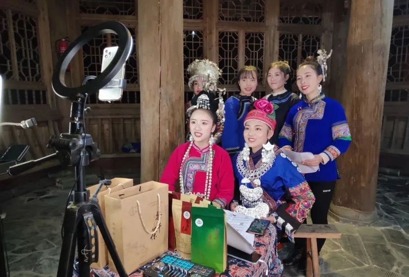 蓋寶村“侗家七仙女”在直播間售賣黎平茶。