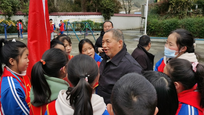 3月3日，貴州省大方縣八堡鄉八堡小學志愿者們在敬老院和老人開心交談。（漆舉才 攝）.jpg