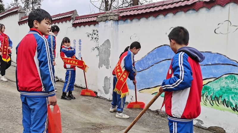 3月3日，貴州省大方縣八堡鄉八堡小學志愿者們在敬老院清理垃圾。（漆舉才 攝）.jpg