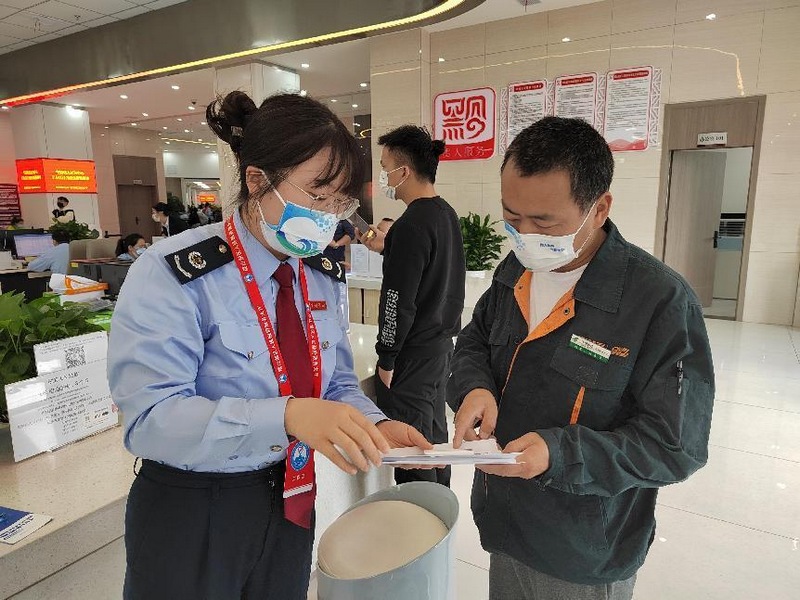 辦稅服務(wù)廳稅務(wù)干部為納稅人解答疑惑