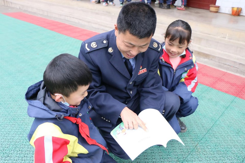 六盤水市水城區稅務局志愿者到甘塘小學開展“稅潤童心”學雷鋒進校園活動。