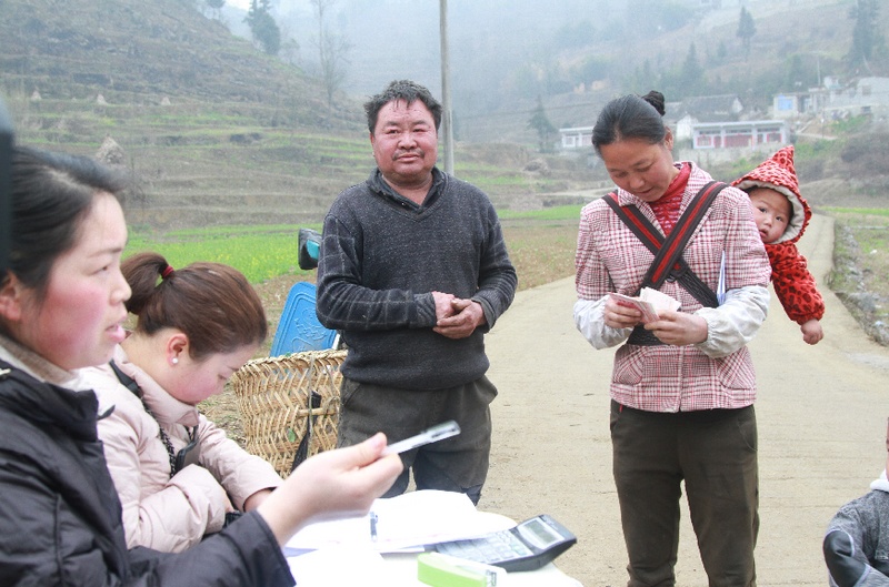 3月7日,工作人員為貴州省大方縣馬場鎮新豐村村民發放土地流轉金。(鄭永揚 攝).jpg