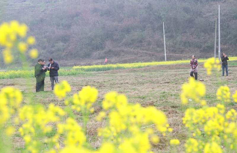 3月7日,工作人員在貴州省大方馬場鎮新豐村記錄丈量的村民土地。(鄭永揚 攝).jpg