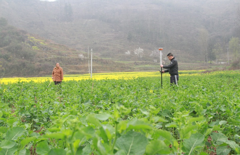 3月7日,技術人員在貴州省大方縣馬場鎮新豐村丈量土地。(鄭永揚 攝).jpg