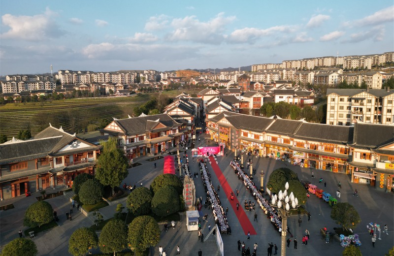 3月8日，貴州省大方縣首屆“愛在工會·緣來是你”單身職工聯誼活動長桌宴現場。彭佑林攝