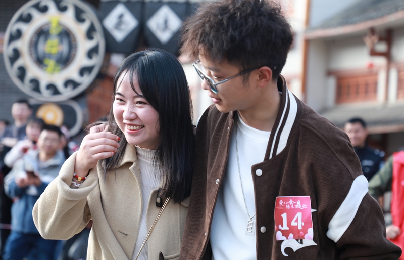 3月8日，兩名青年在貴州省大方縣首屆“愛在工會·緣來是你”單身職工聯誼活動參加團建。周訓貴攝