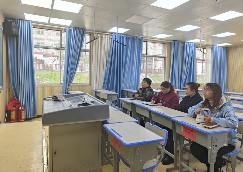 羅毅老師參與優(yōu)質(zhì)課評定。(郭衛(wèi) 攝).jpg