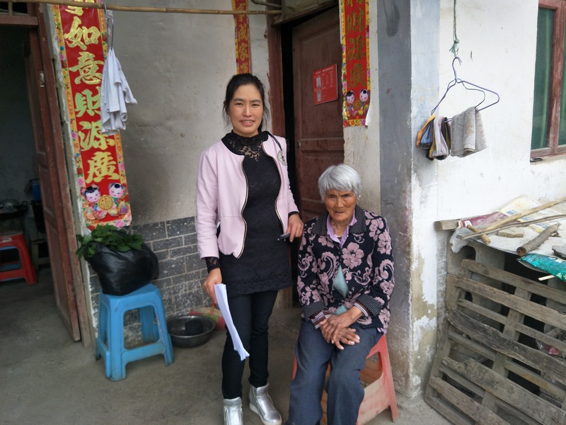 尚慶梅看望陳洪秀老人。(陳澤勇 攝).jpg