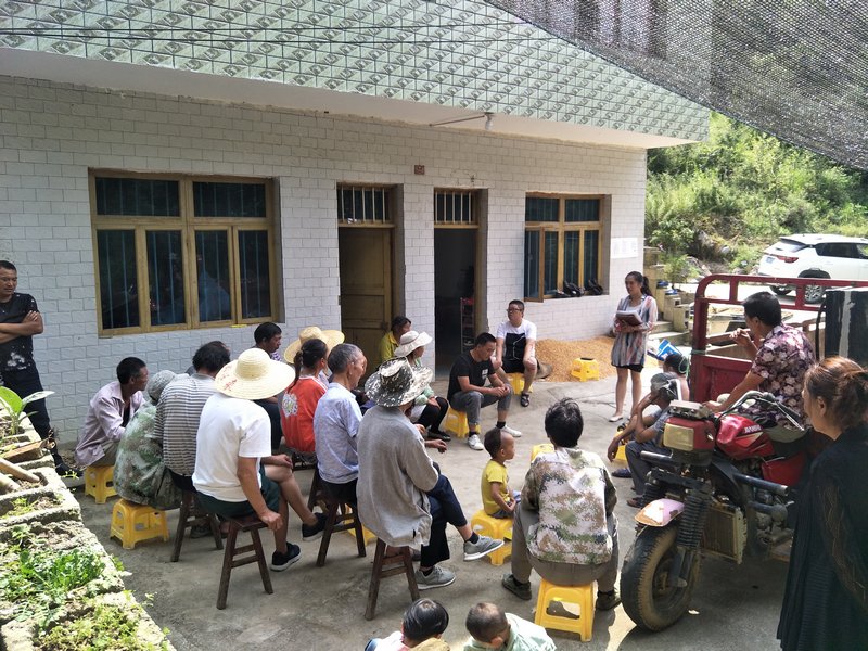 尚慶梅與村民交流開壩壩會。(陳澤勇 攝).jpg