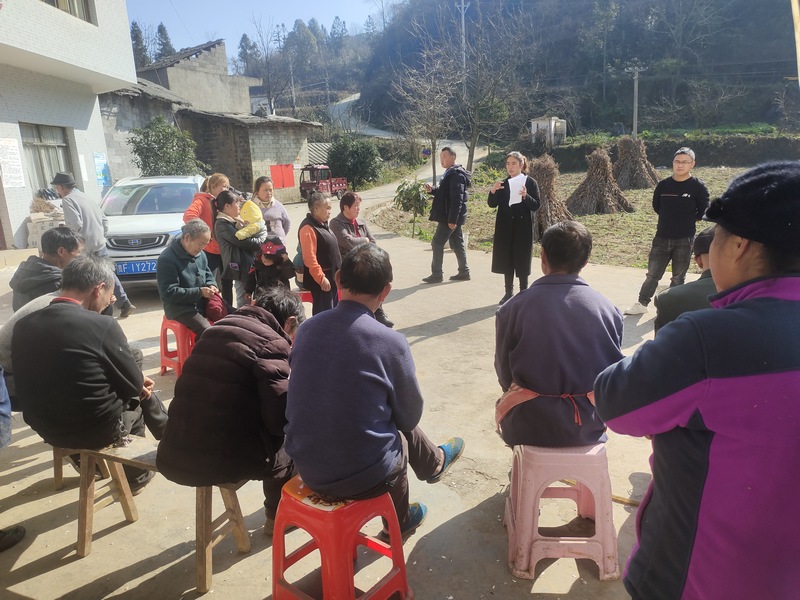 尚慶梅正在為群眾答疑解惑產業種植問題。(陳澤勇 攝).jpg