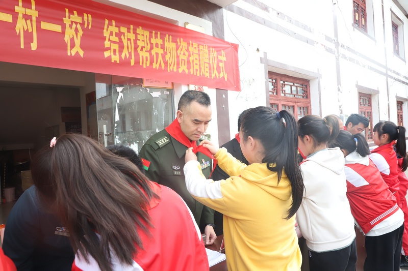 3月9日，壩子小學學生代表為貴州省大方人武部部長陳文忠佩戴紅領巾現場。（高玉霄 攝）.JPG