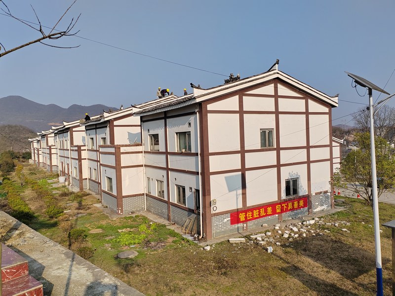 大方縣東關鄉幸福三十五村房屋漏水施工現場。(司玉坤 攝).jpg