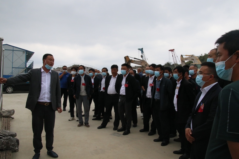 大方縣東關鄉組織人大代表走訪易地扶貧搬遷項目。(司玉坤 攝).jpg