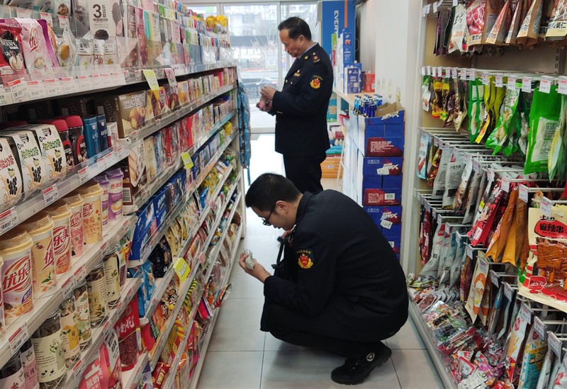 3月15日,貴州省大方縣市場監管局執法人員到商店檢查食品質量。(申倩 攝).jpg