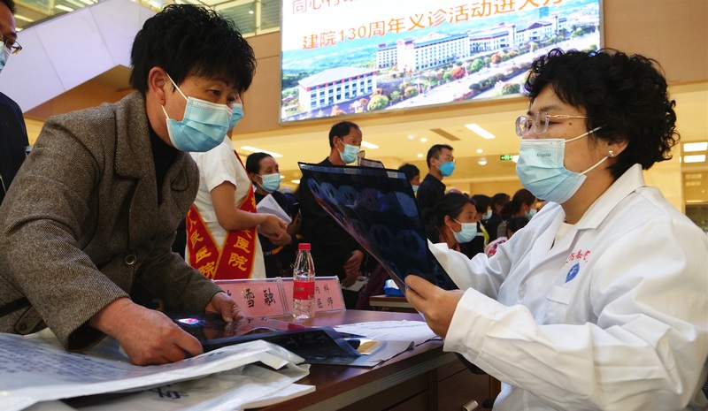 2022年6月16日，四川大學華西醫院專家在大方縣人民醫院北院區義診現場。（周訓貴   攝）.JPG