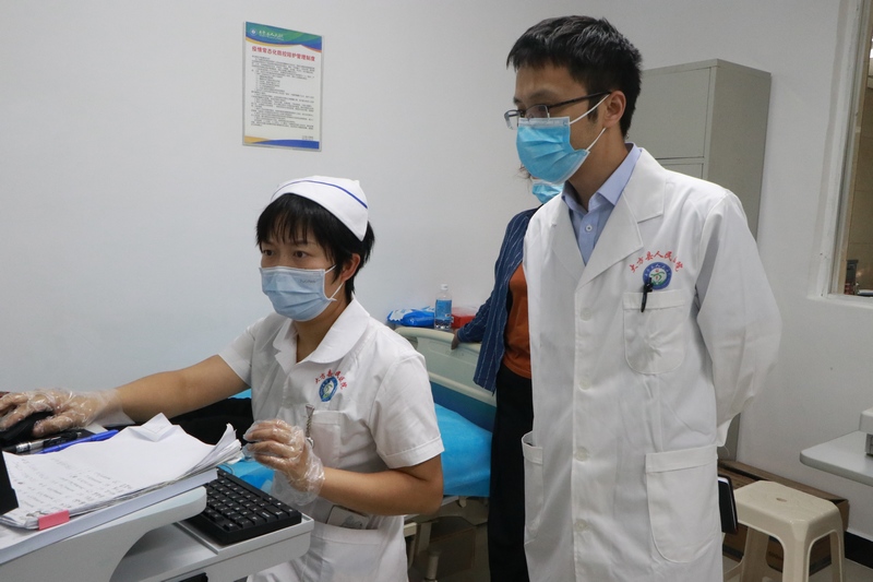 2022年9月1日，四川大學華西醫院協作醫院大方縣人民醫院黨委委員、副院長李嘉鑫（右）指導超聲影像檢查。劉頂 攝.JPG