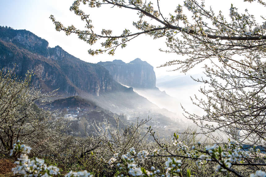 朝陽下的黔西市大關鎮丘林村。史開心攝