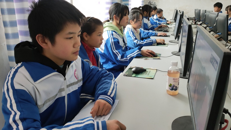 3月15日,大方縣黃泥塘鎮(zhèn)中學(xué)學(xué)生向革命先烈留寄語獻(xiàn)鮮花。(吳守良 攝).jpeg