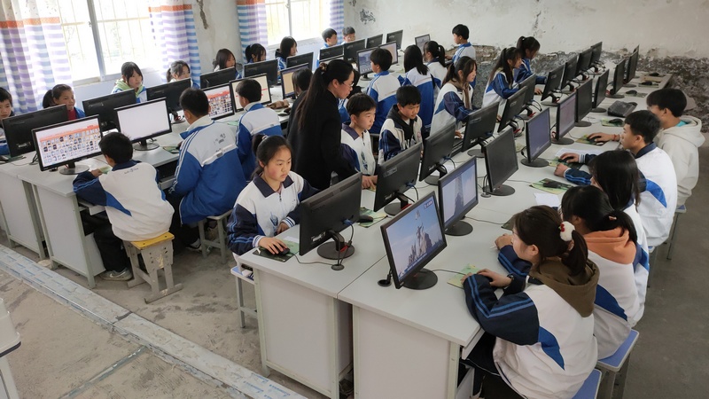 3月15日,大方縣黃泥塘中學(xué)九一班學(xué)生網(wǎng)上祭英烈現(xiàn)場。(吳守良 攝 ).jpeg