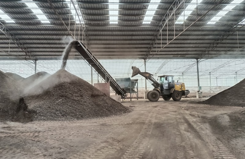 3月20日,貴州省大方縣馬場(chǎng)鎮(zhèn)道班社區(qū)有機(jī)肥廠制作有機(jī)肥。(楊娟 攝).jpg