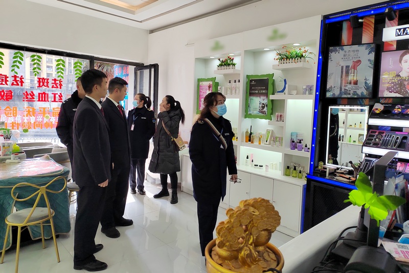 2023年2月14日,貴州省大方縣人民檢察院與縣市場監督管理局、衛生健康局、公安局等部門對縣內醫療美容行業開展聯合專項整治檢查。(符平才 攝).jpg