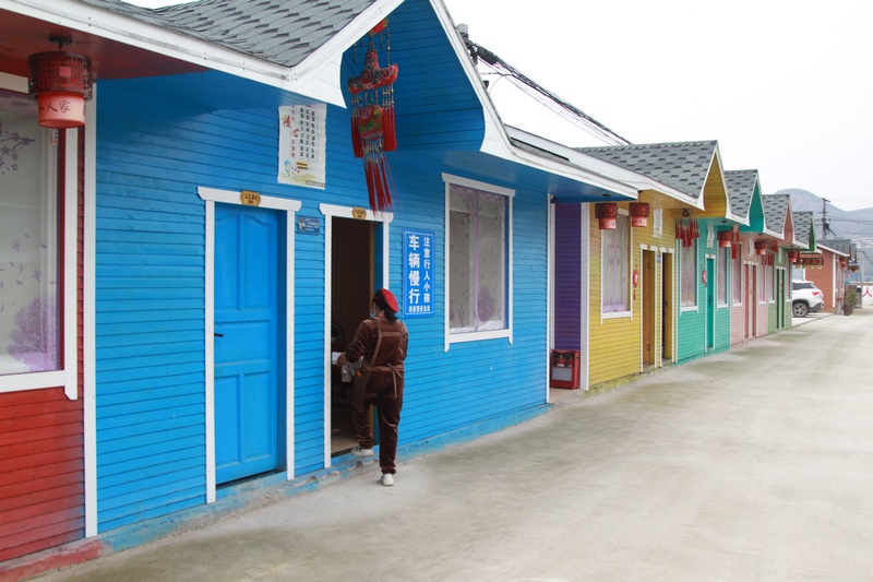 3月16日,貴州省大方縣馬場(chǎng)鎮(zhèn)溪水人家五彩繽紛的農(nóng)家樂(lè)餐飲部。(鄭春華 攝).jpg