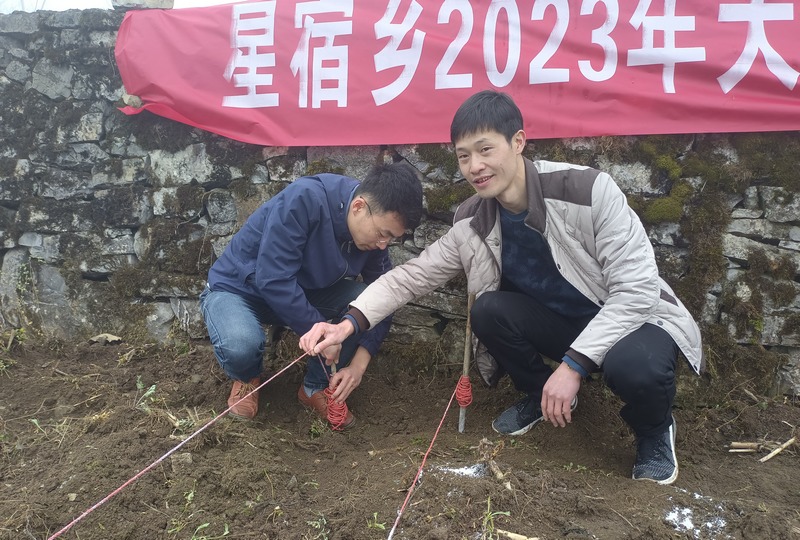3月20日,技術指導員彭忠勇在貴州省大方縣星宿鄉棕樹村測距拉線。呂麗萍攝