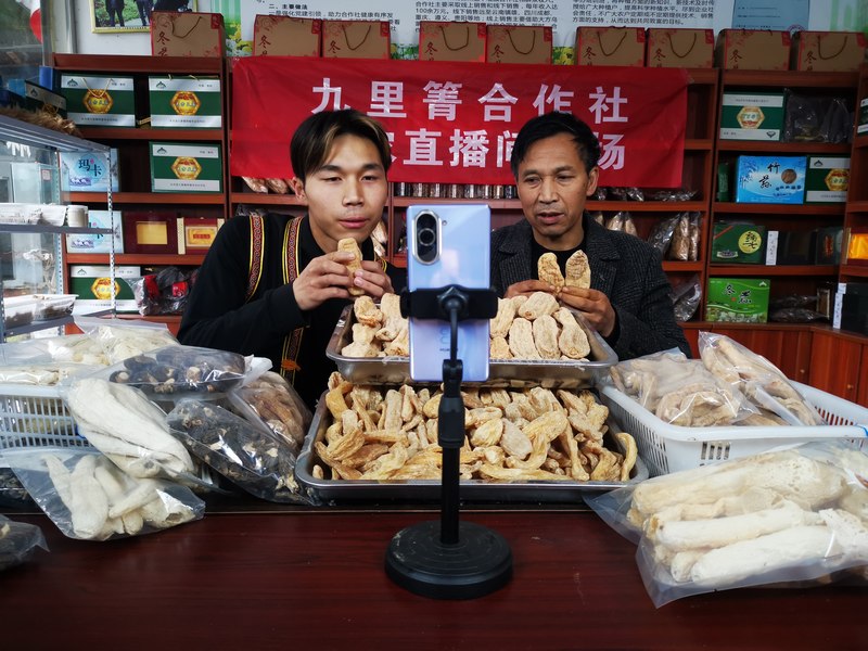 3月27日，貴州省大方縣九里菁合作社陳明軍父子在直播帶貨。（趙芳草 攝）.jpg