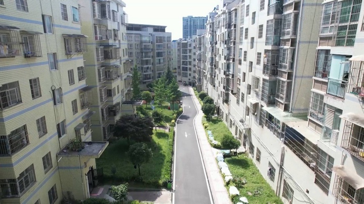 大方縣紅旗街道西南社區(qū)改造后小區(qū)環(huán)境綠化。