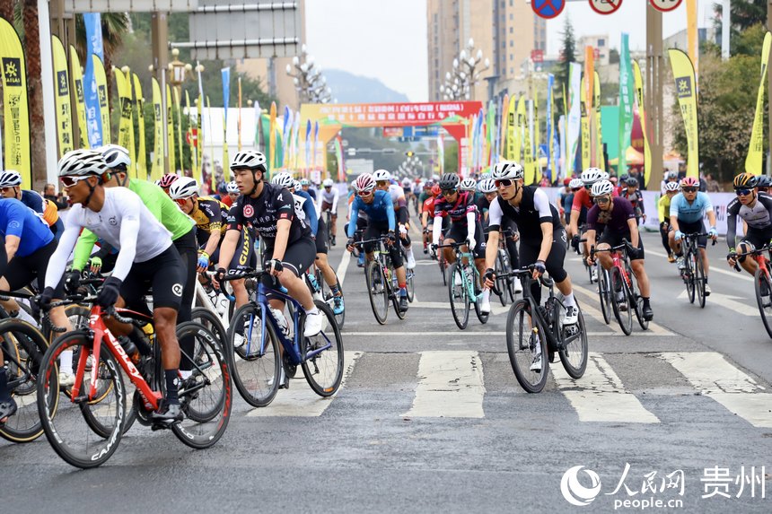 參賽選手經(jīng)過第一個彎道。人民網(wǎng) 顧蘭云攝