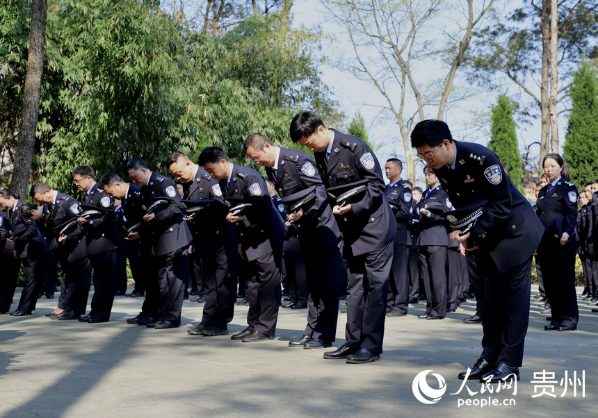 民警向公安英烈鞠躬致敬。人民網 顧蘭云攝