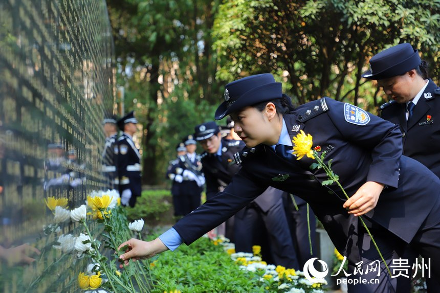 民警向公安英烈獻花。人民網 顧蘭云攝
