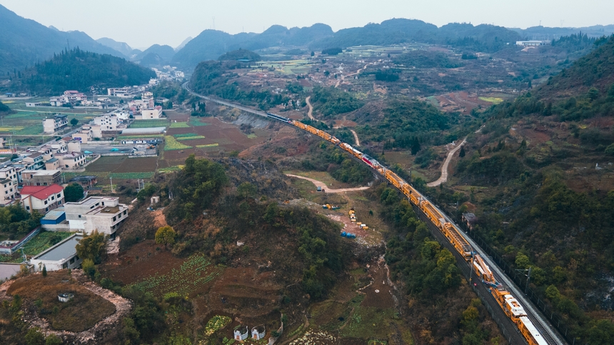 滬昆鐵路貴州段大修施工現場。趙鵬攝