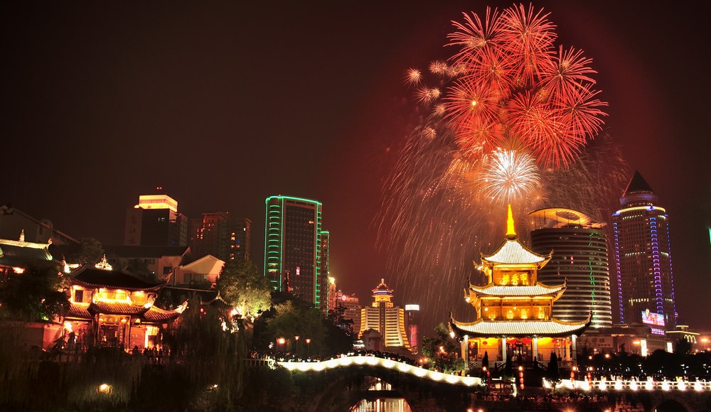 貴陽(yáng)地標(biāo)甲秀樓夜景。徐豐山攝