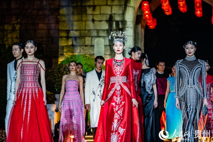 開幕式上模特穿著苗繡制品登臺亮相。人民網(wǎng) 陽茜攝