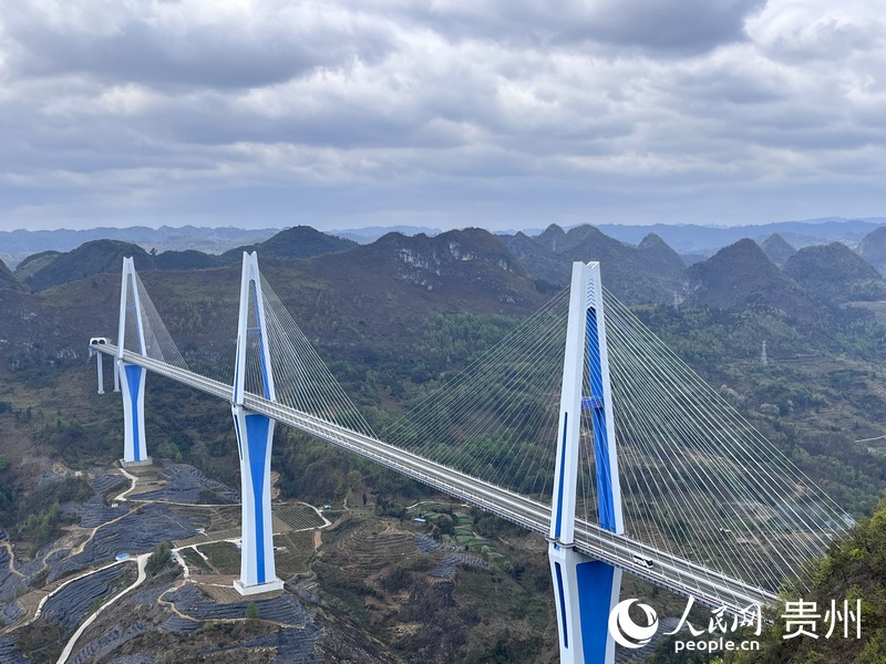 從天空之橋服務區內觀景臺看到的平塘特大橋。人民網 陳潔泉攝