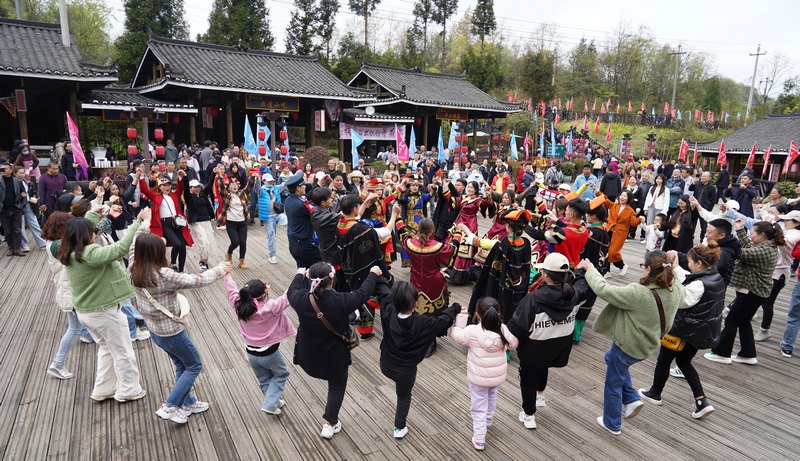 游客與“花仙子”盡情歌舞。謝玉江攝